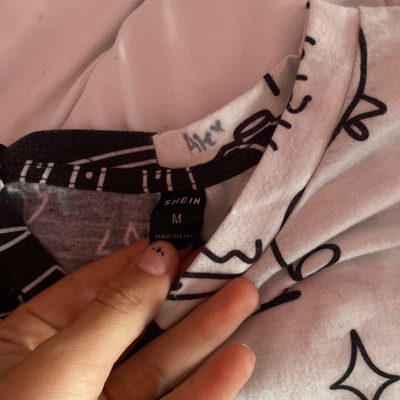 SHEIN medium men’s graphic T shirt,Black and white split - Picture 3 of 3